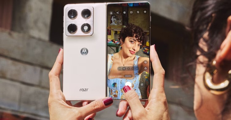 বুক-স্টাইল ফোল্ডেবল ফোন আনলো মটোরোলা