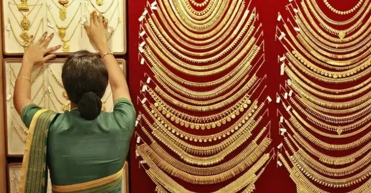  অনেক পরিবারের কাছে বিয়েতে পাওয়া সোনা নারীর নিজস্ব সম্পদ বা আর্থিক নিরাপত্তার মাধ্যম হিসেবেও বিবেচিত হয়