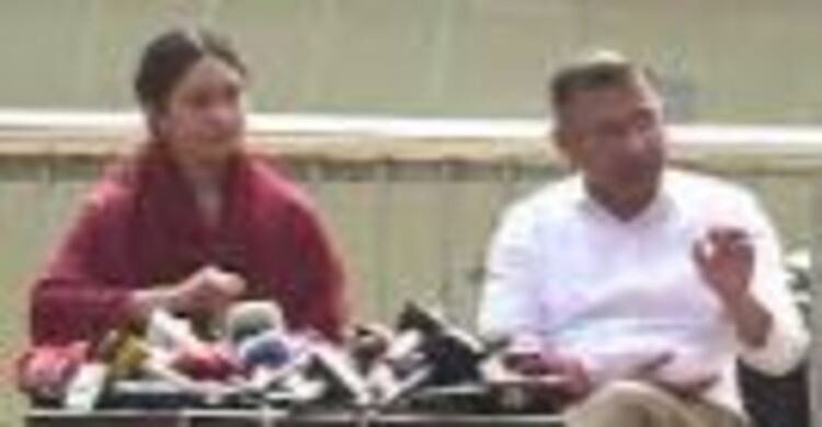 বাবার জন্য পানি এগিয়ে দিলেন জাইমা রহমান