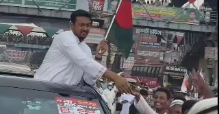 ছাদখোলা গাড়িতে লংমার্চে পাটওয়ারী