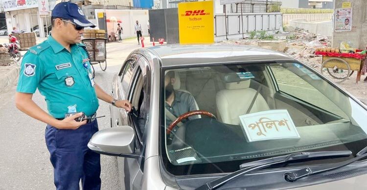 পুলিশের জালে ধরা অননুমোদিত স্টিকার লাগানো ৩৬৩ গাড়ি
