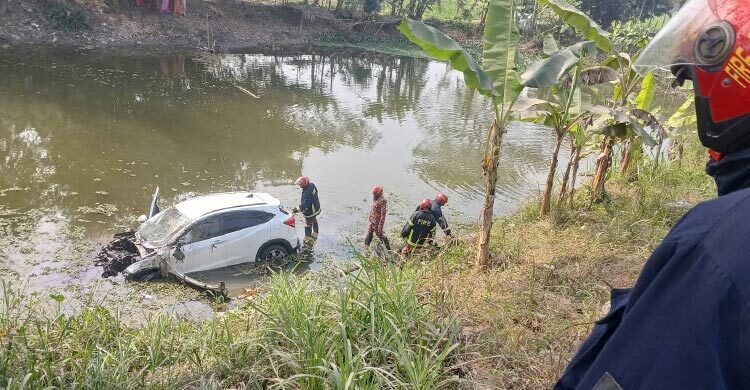 ট্রেনের ধাক্কায় প্রাইভেটকার পুকুরে