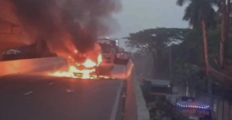 টঙ্গীতে উড়াল সড়কে চলন্ত প্রাইভেটকারে আগুন