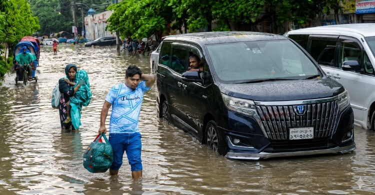 ঈদযাত্রায় হঠাৎ ঝড়-বৃষ্টি, গাড়ি চালালে যেসব বিষয় মাথায় রাখবেন