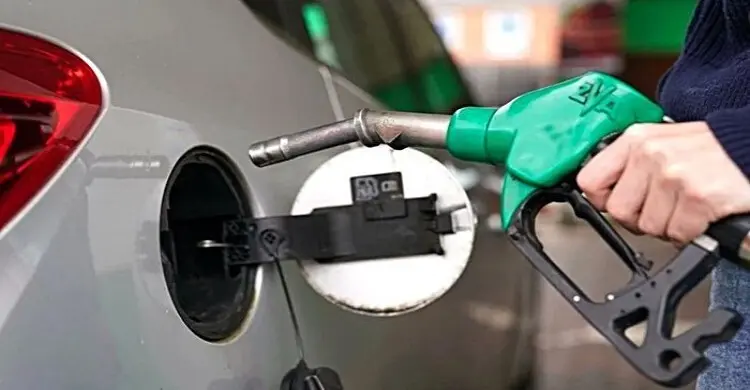 যেসব ভুলের কারণে আপনার গাড়ি বেশি তেল পোড়াচ্ছে