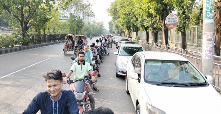 জ্বালানি তেলের জন্য পাম্পের সামনে দিনভর লম্বা লাইন