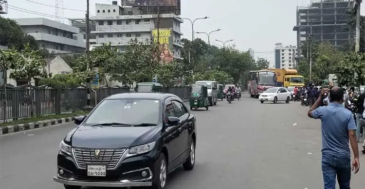 সড়ক থেকে সরে গেলেন পোশাকশ্রমিকরা, যান চলাচল স্বাভাবিক