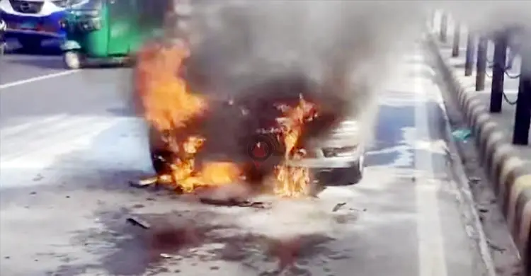 কুর্মিটোলায় প্রাইভেটকারে আগুন