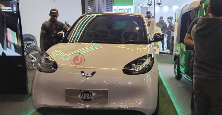 বাণিজ্যমেলায় নজর কেড়েছে আকিজ ভেঞ্চার্সের ইলেকট্রিক কার 