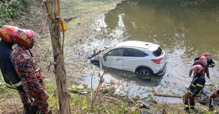 ট্রেনের ধাক্কায় প্রাইভেটকার পুকুরে