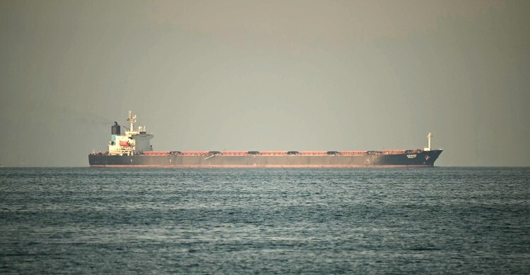 হরমুজ প্রণালিতে ‘সেফ প্যাসেজ’ দিতে প্রস্তুত ইরান, শিথিল হচ্ছে অবরোধ