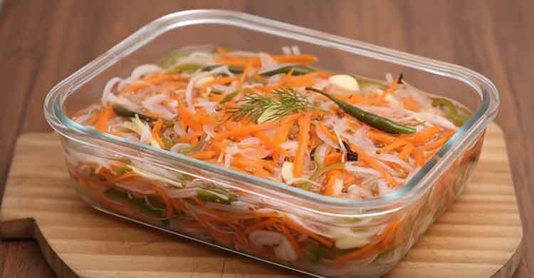 অল্প উপকরণে বানিয়ে রাখুন গাজরের আচার