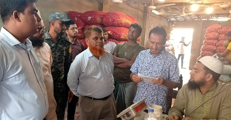 চাঁদপুরে পেঁয়াজের আড়তে অভিযান, তিন দোকানির জরিমানা