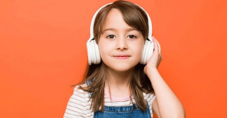 কম বয়সে হেডফোন ব্যবহারের ঝুঁকি