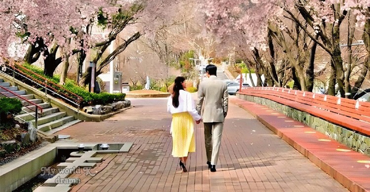 প্রথম ডেটে মুখোমুখি নয়, পাশাপাশি হাঁটলে বাড়বে সম্পর্কের গভীরতা