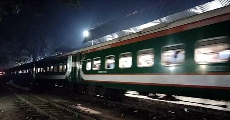 স্টেশন মাস্টারের ভুলে যাত্রী রেখে চলে গেলো চট্টলা এক্সপ্রেস