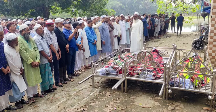 কক্সবাজারে বেড়াতে গিয়ে নিহত এক পরিবারের ৫ জনের দাফন সম্পন্ন