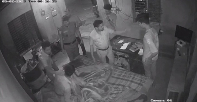 ঘুমন্ত শিক্ষার্থীকে ডেকে তুলে মারধর করলেন এসআই