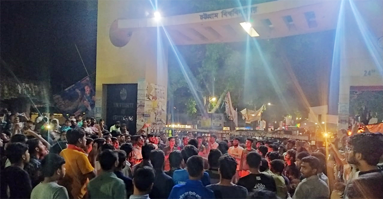 প্রধান ফটকে তালা ঝুলিয়ে ছাত্রলীগের বিক্ষোভ