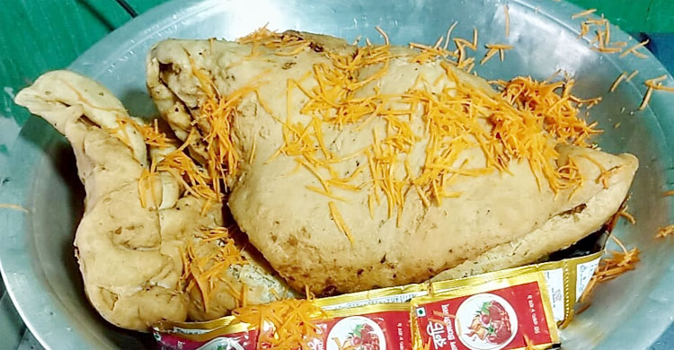 পাঁচ বন্ধুর ইচ্ছা পূরণে বানানো হলো ৪ কেজির দুই শিঙাড়া