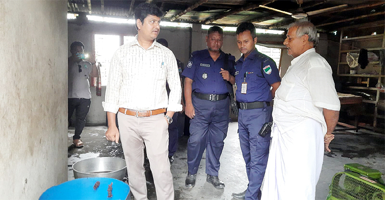 মিষ্টির রসে শত শত মাছি, কারখানা বন্ধসহ জরিমানা