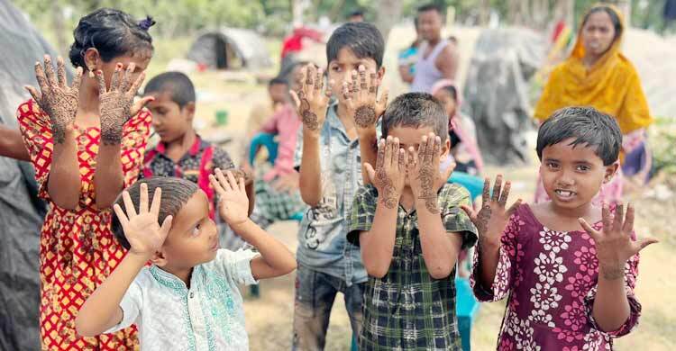 মেহেদিরাঙা হাতে নতুন পোশাক পেয়ে খুশি ভূমিহীন পরিবারের শিশুরা