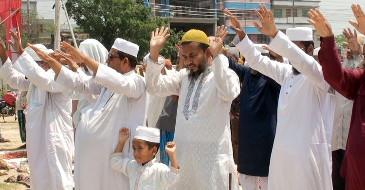 চুয়াডাঙ্গায় ইস্তিস্কার নামাজে বৃষ্টির আকুতি