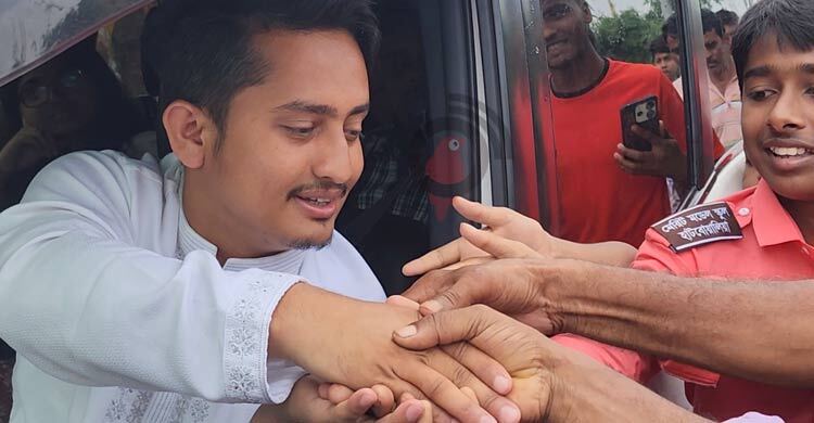 এনসিপিকে শুভেচ্ছা জানাতে সড়কে শিক্ষার্থীরা, ক্ষোভ ঝাড়লেন সারজিস