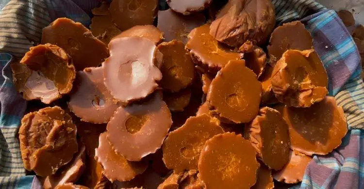 চুয়াডাঙ্গার সরোজগঞ্জে প্রতি হাটে বিক্রি হয় ২ কোটি টাকার গুড়