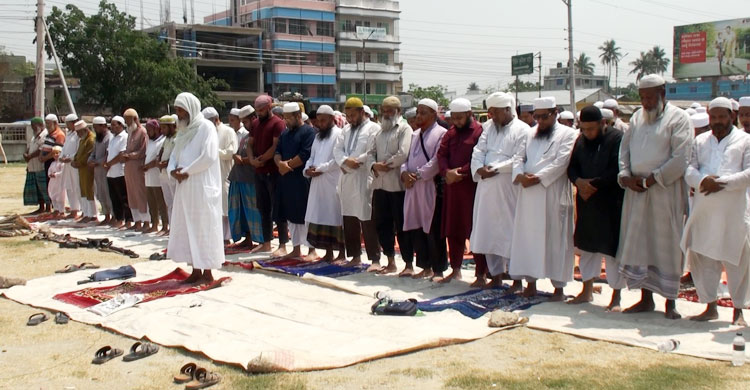 চুয়াডাঙ্গায় ইস্তিস্কার নামাজে বৃষ্টির আকুতি