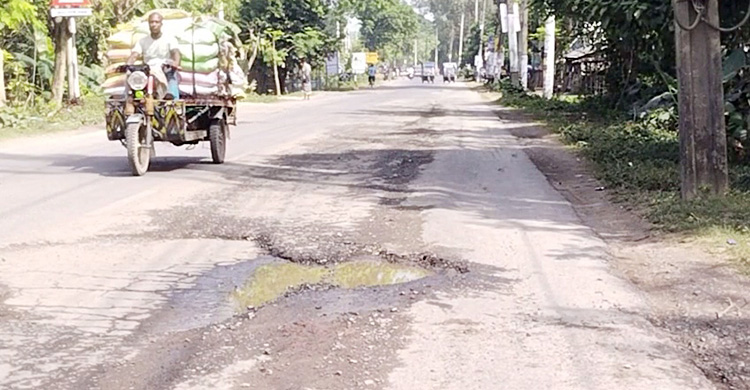 তিন বছরেই বেহাল ৯ কোটি টাকার রাস্তা