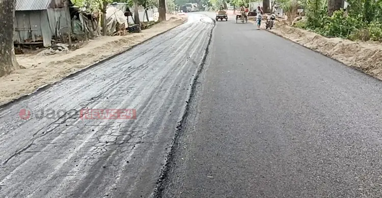 ২৬ কোটি টাকার সড়ক নির্মাণে বালুর সঙ্গে মাটি, আরও আছে নিম্নমানের খোয়া