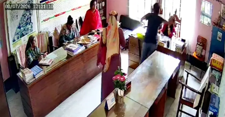 সন্তানকে চড় মারায় স্কুলে গিয়ে প্রধান শিক্ষিকাকে থাপ্পড়, ভিডিও ভাইরাল