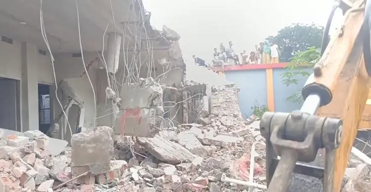 প্রথম স্ত্রীকে নিয়ে বিদেশে পাড়ি, বাড়ি গুঁড়িয়ে দিলেন দ্বিতীয় স্ত্রী