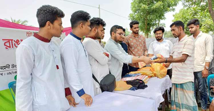 মেহেদিরাঙা হাতে নতুন পোশাক পেয়ে খুশি ভূমিহীন পরিবারের শিশুরা