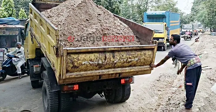 ২৬ কোটি টাকার সড়ক নির্মাণে বালুর সঙ্গে মাটি, আরও আছে নিম্নমানের খোয়া