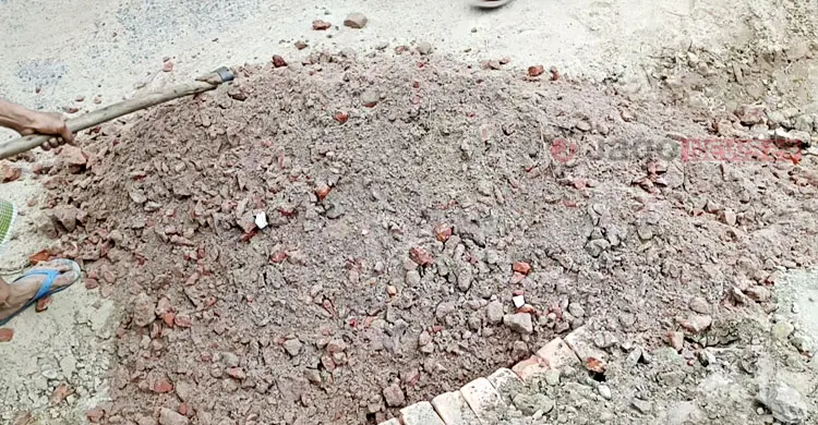 ২৬ কোটি টাকার সড়ক নির্মাণে বালুর সঙ্গে মাটি, আরও আছে নিম্নমানের খোয়া