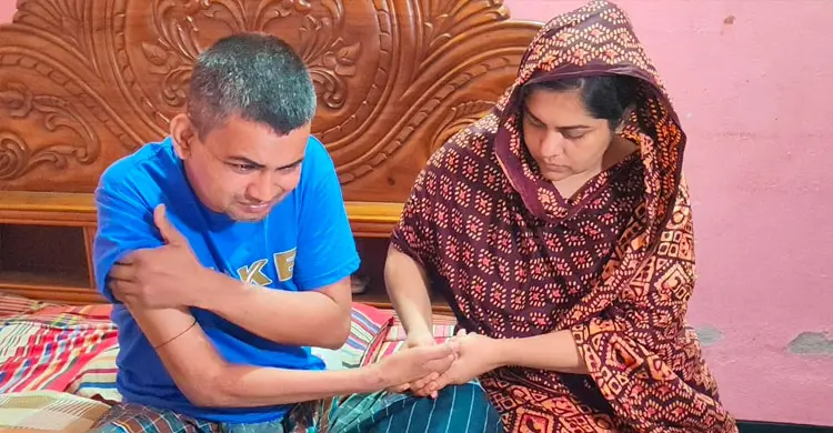 যে বয়সে ছেলের হাত ধরে হাঁটার কথা সে বয়সে করছেন বাঁচার লড়াই