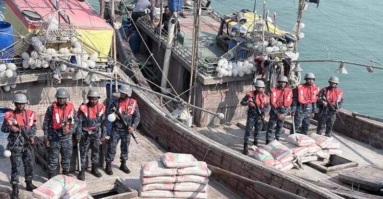 মিয়ানমারে সিমেন্ট পাচারের চেষ্টা, ধাওয়া দিয়ে ধরলো নৌবাহিনীর জাহাজ