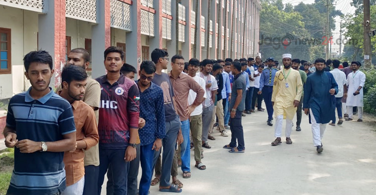 কোনো কেন্দ্রে লম্বা লাইন কোনোটা ফাঁকা