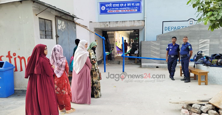 কোনো কেন্দ্রে লম্বা লাইন কোনোটা ফাঁকা