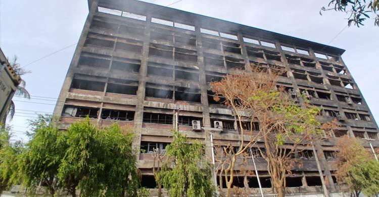 এখনো ধোঁয়া বের হচ্ছে সিইপিজেডের পুড়ে যাওয়া সেই কারখানা থেকে