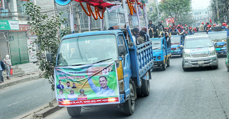 ট্রাক-বাস-মোটরসাইকেলে দলে দলে ছুটছেন নেতাকর্মীরা