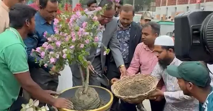 ফুটপাতের সৌন্দর্যবর্ধন কাজের উদ্বোধন করলেন ডিএসসিসি প্রশাসক