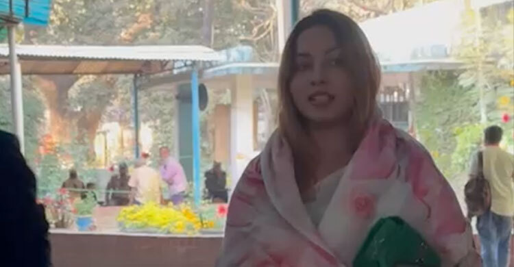 ভোট দিতে ভিকারুননিসা নূন স্কুলে মেঘনা আলম