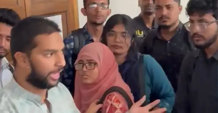 তিন দাবিতে ঢাবি ভিসি অফিসের সামনে শিক্ষার্থীদের স্লোগান