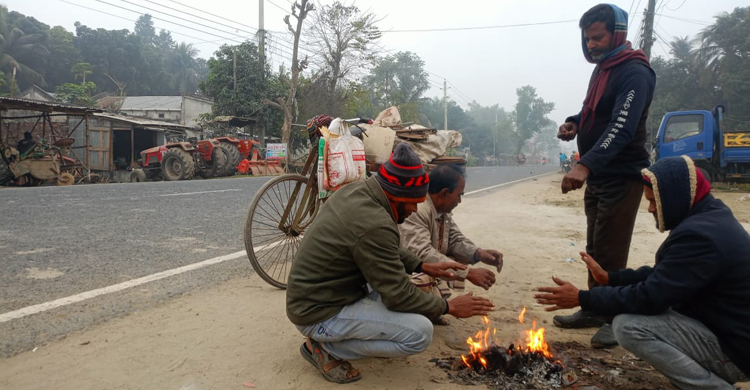 তাপমাত্রা বাড়লেও চুয়াডাঙ্গায় শৈত্যপ্রবাহে দুর্ভোগে মানুষ