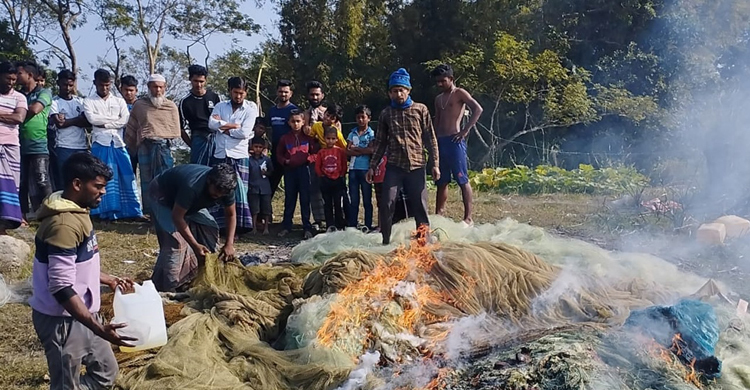 মেঘনায় জাটকা ধরায় ৭ জেলে আটক