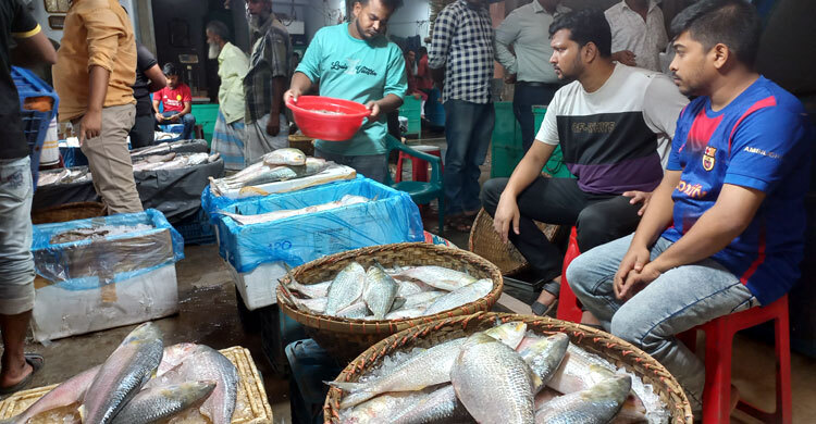 ইলিশের মূল্য নির্ধারণ মানবেন না ব্যবসায়ীরা