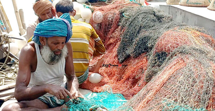 মধ্যরাত থেকে ইলিশ ধরায় নিষেধাজ্ঞা, দুশ্চিন্তায় জেলেরা
